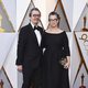 Gary Oldman y su mujer en la alfombra roja de los Oscar