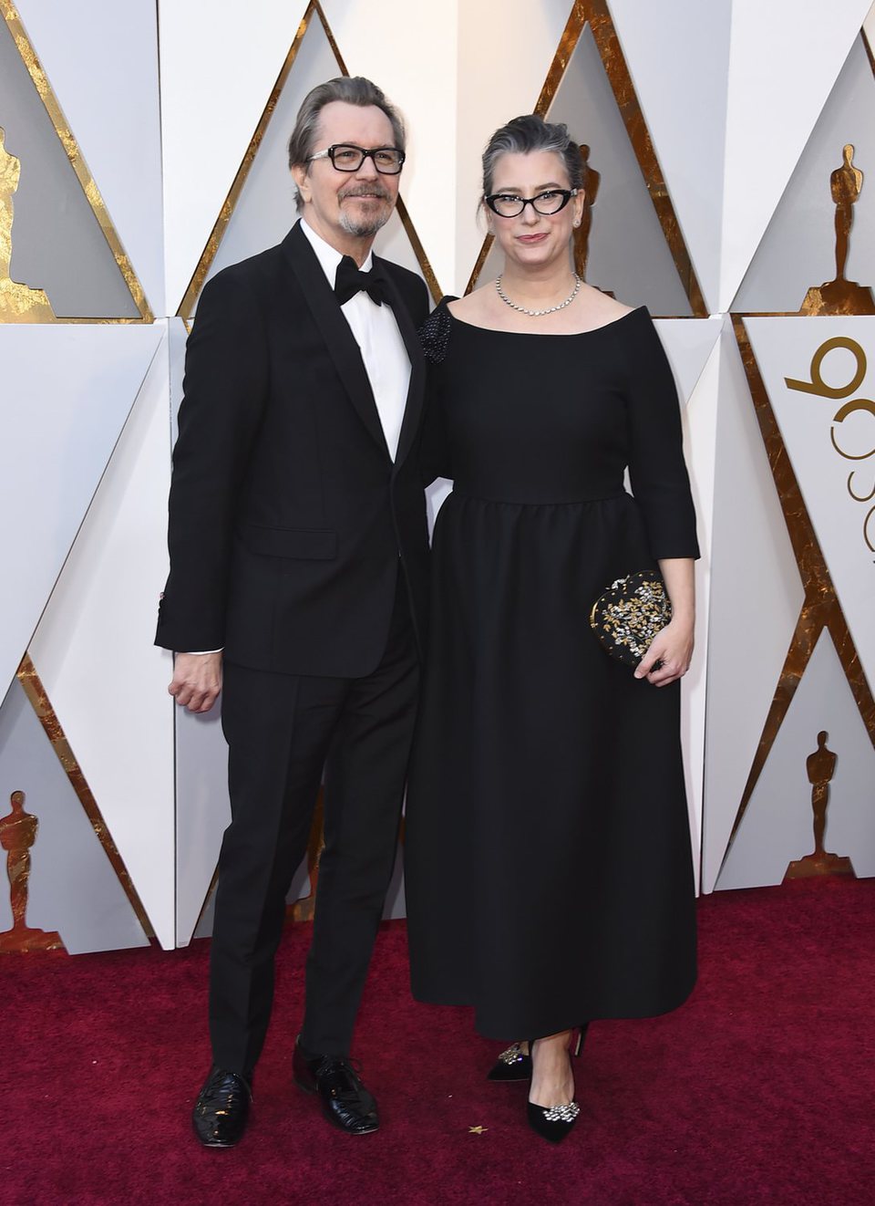 Gary Oldman y su mujer en la alfombra roja de los Oscar