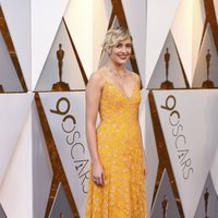 Greta Gerwig posa en la alfombra roja de los Oscar 2018