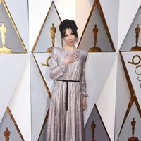 Sally Hawkings en la alfombra roja de los OScar