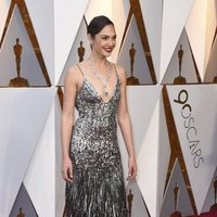 Gal Gadot en la alfombra roja de los Oscars 2018