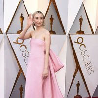 Saoirse Ronan en la alfombra roja de los Oscar