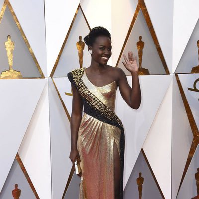 Lupita Nyong'o en la alfombra roja de los Oscars 2018