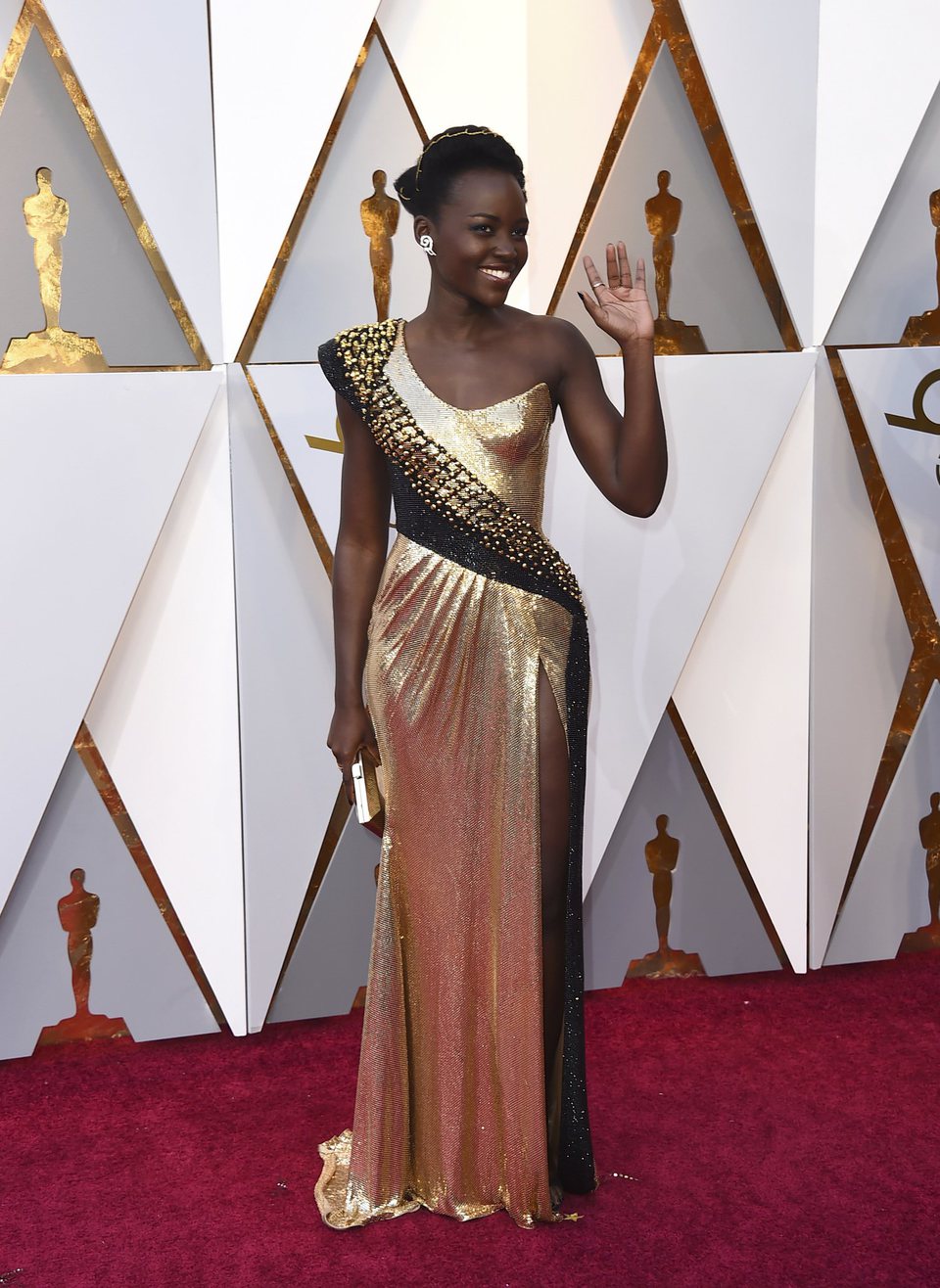 Lupita Nyong'o en la alfombra roja de los Oscars 2018