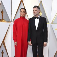 Paul Thomas Anderson en la alfombra roja junto a su mujer