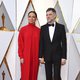 Paul Thomas Anderson en la alfombra roja junto a su mujer