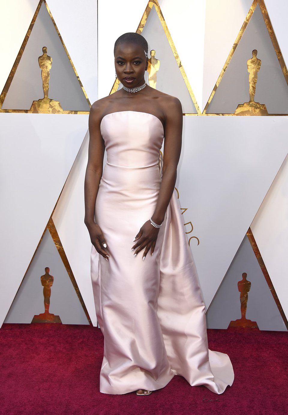 Danai Gurira en la alfombra roja de los Oscar