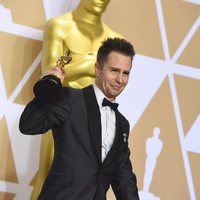 Sam Rockwell posa con el Oscar a Mejor actor de reparto