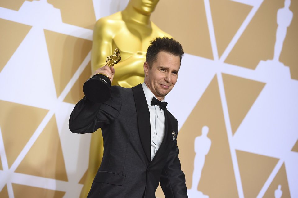 Sam Rockwell posa con el Oscar a Mejor actor de reparto