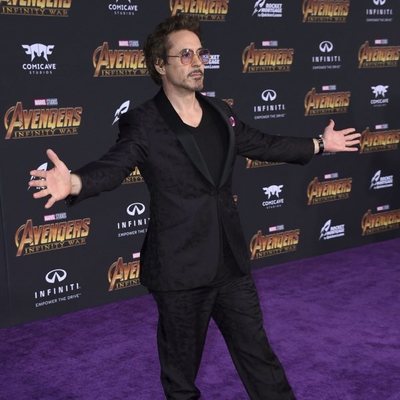 Robert Downey Jr. posa en la alfombra morada de 'Vengadores: Infinity War'