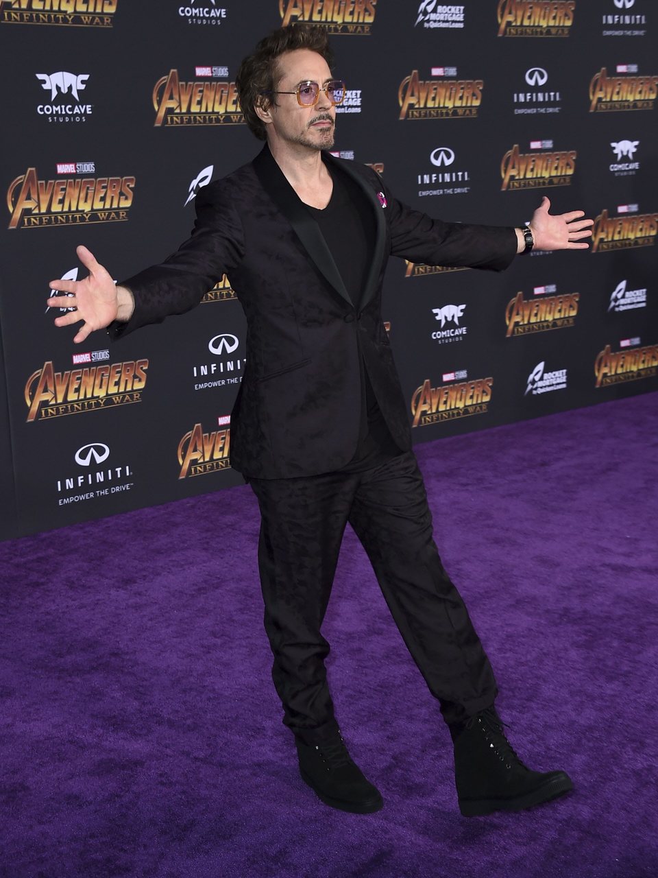 Robert Downey Jr. posa en la alfombra morada de 'Vengadores: Infinity War'