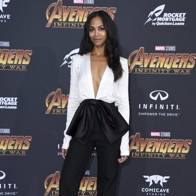 Zoe Saldana posa en la alfombra púrpura de la premiere mundial de 'Vengadores: Infinity War'