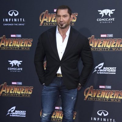 Dave Bautista posa en la alfombra púrpura de la premiere mundial de 'Vengadores: Infinity War'