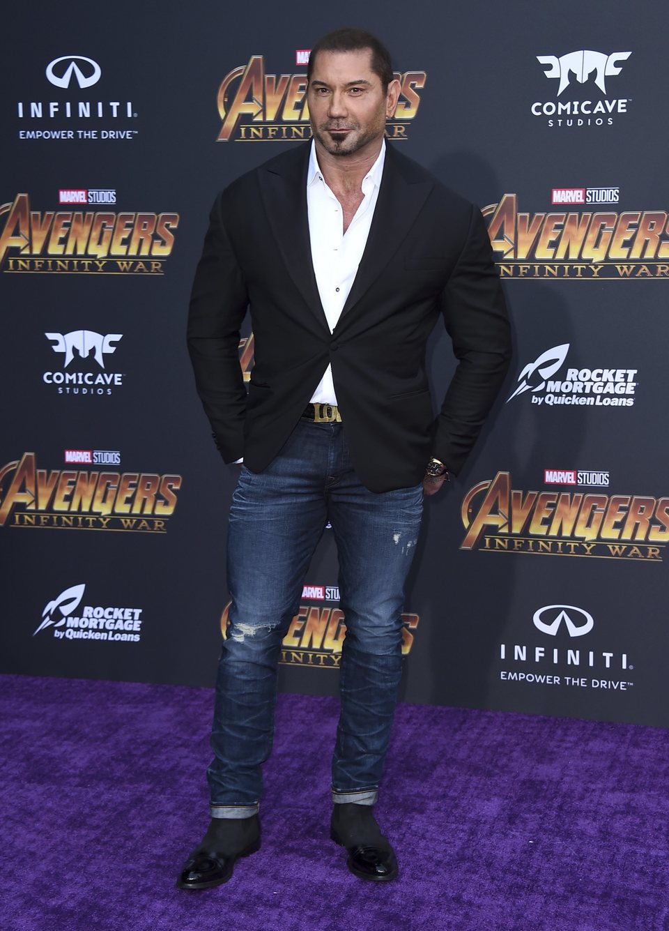 Dave Bautista posa en la alfombra púrpura de la premiere mundial de 'Vengadores: Infinity War'