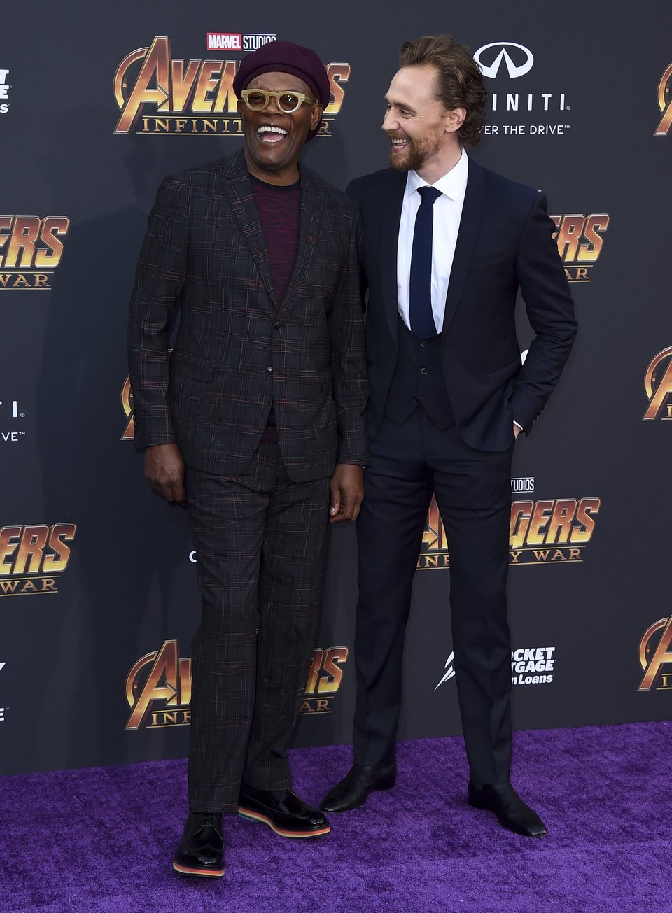 Samuel L. Jackson y Tom Hiddleston posan juntos en la alfombra púrpura de la premiere de 'Vengadores: Infinity War'