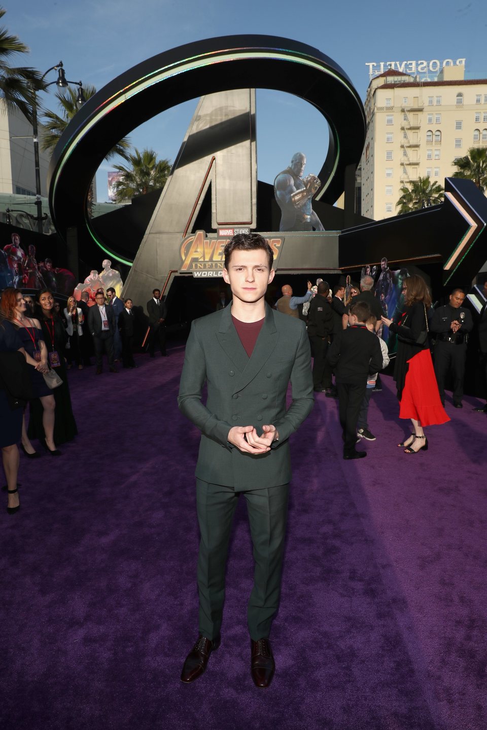 Tom Holland posa en la alfombra púrpura de la premiere mundial de 'Vengadores: Infinity War'