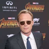 Paul Bettany posa en la alfombra púrpura de la premiere de 'Vengadores: Infinity War'