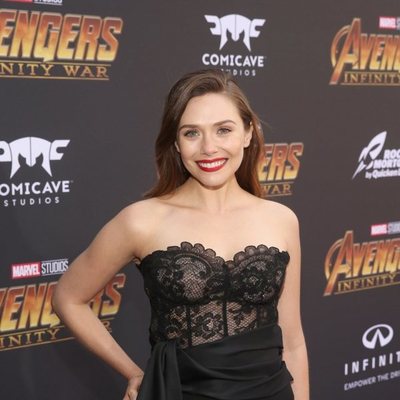 Elizabeth Olsen posa en la alfombra púrpura de la premiere de 'Vengadores: Infinity War'