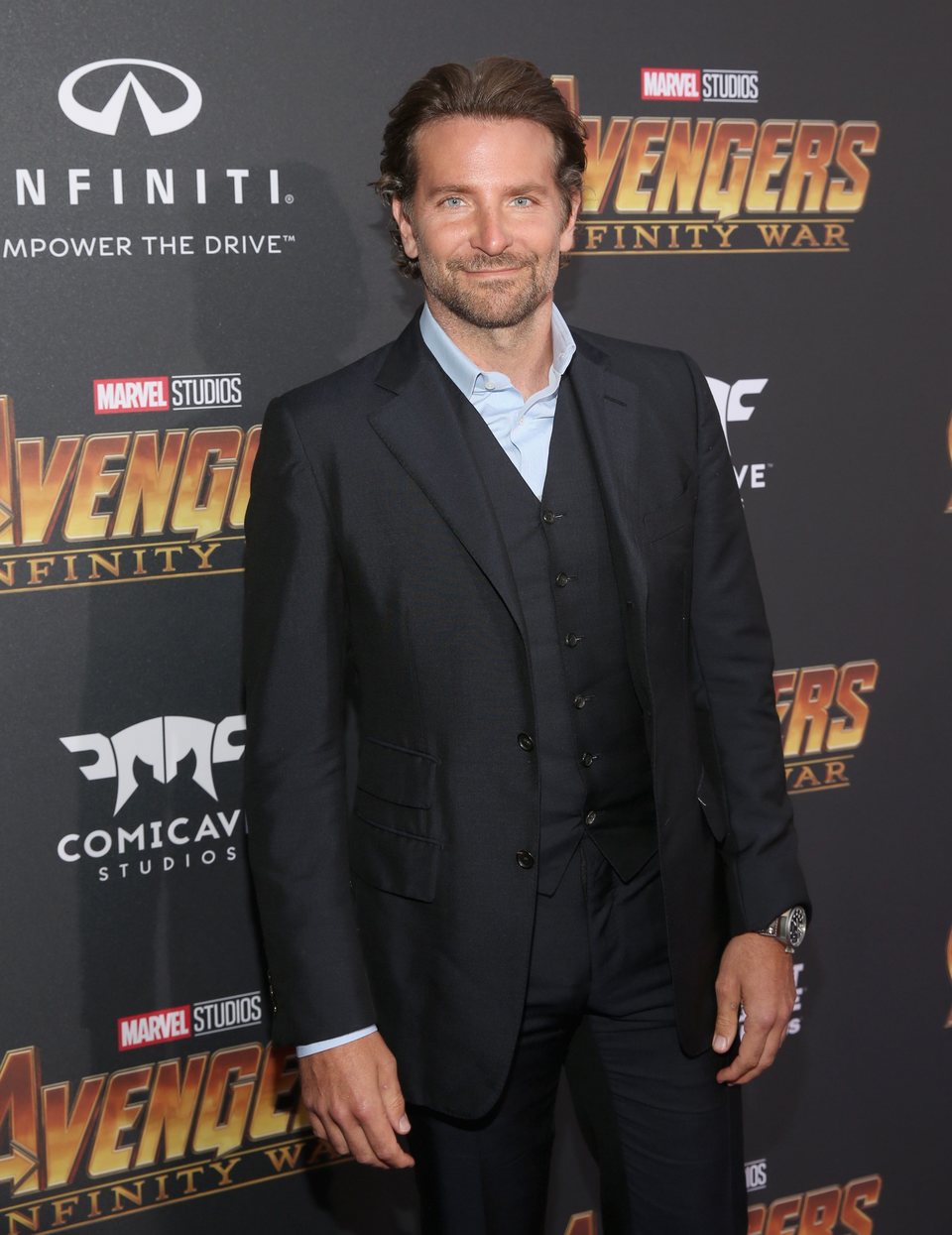 Bradley Cooper posa en la alfombra púrpura de la premiere de 'Vengadores: Infinity War'