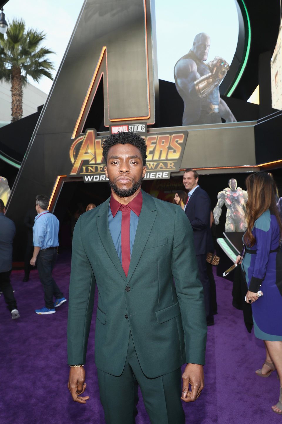 Chadwick Boseman posa en la alfombra púrpura de la premiere de 'Vengadores: Infinity War'