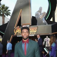 Chadwick Boseman posa en la alfombra púrpura de la premiere de 'Vengadores: Infinity War'