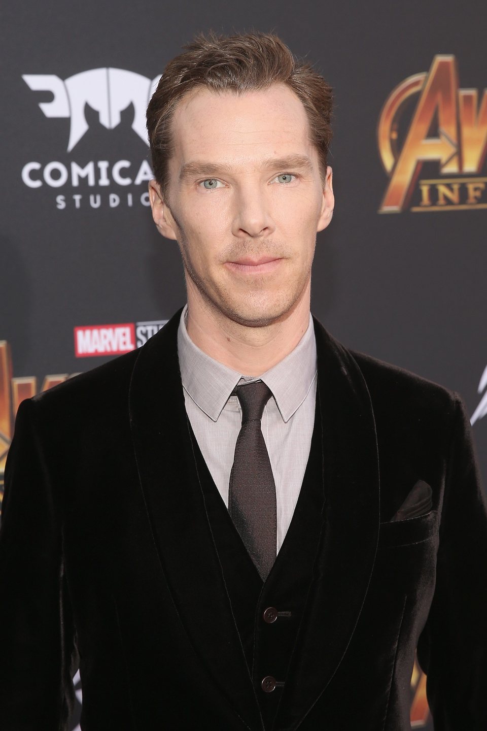 Benedict Cumberbatch posa en la alfombra púrpura de la premiere de 'Vengadores: Infinity War'