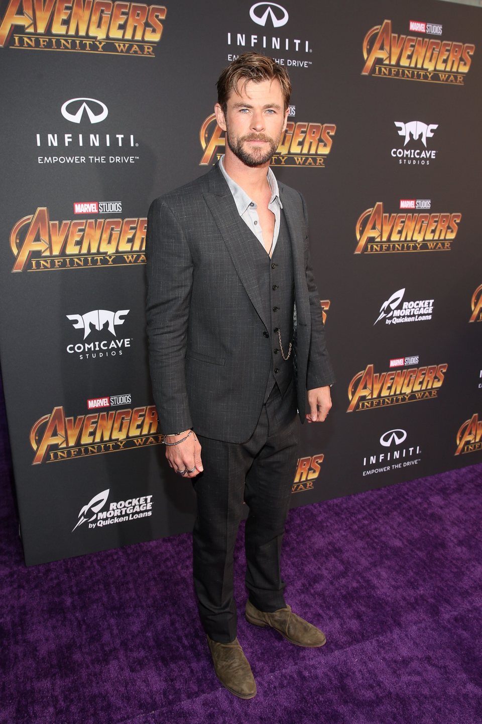 Chris Hemsworth posa en la alfombra púrpura de 'Vengadores: Infinity War'