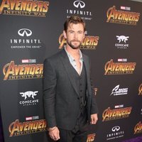 Chris Hemsworth posa en la alfombra púrpura de 'Vengadores: Infinity War'