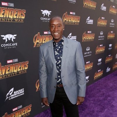 Don Cheadle posa en la alfombra de la premiere de 'Vengadores: Infinity War'