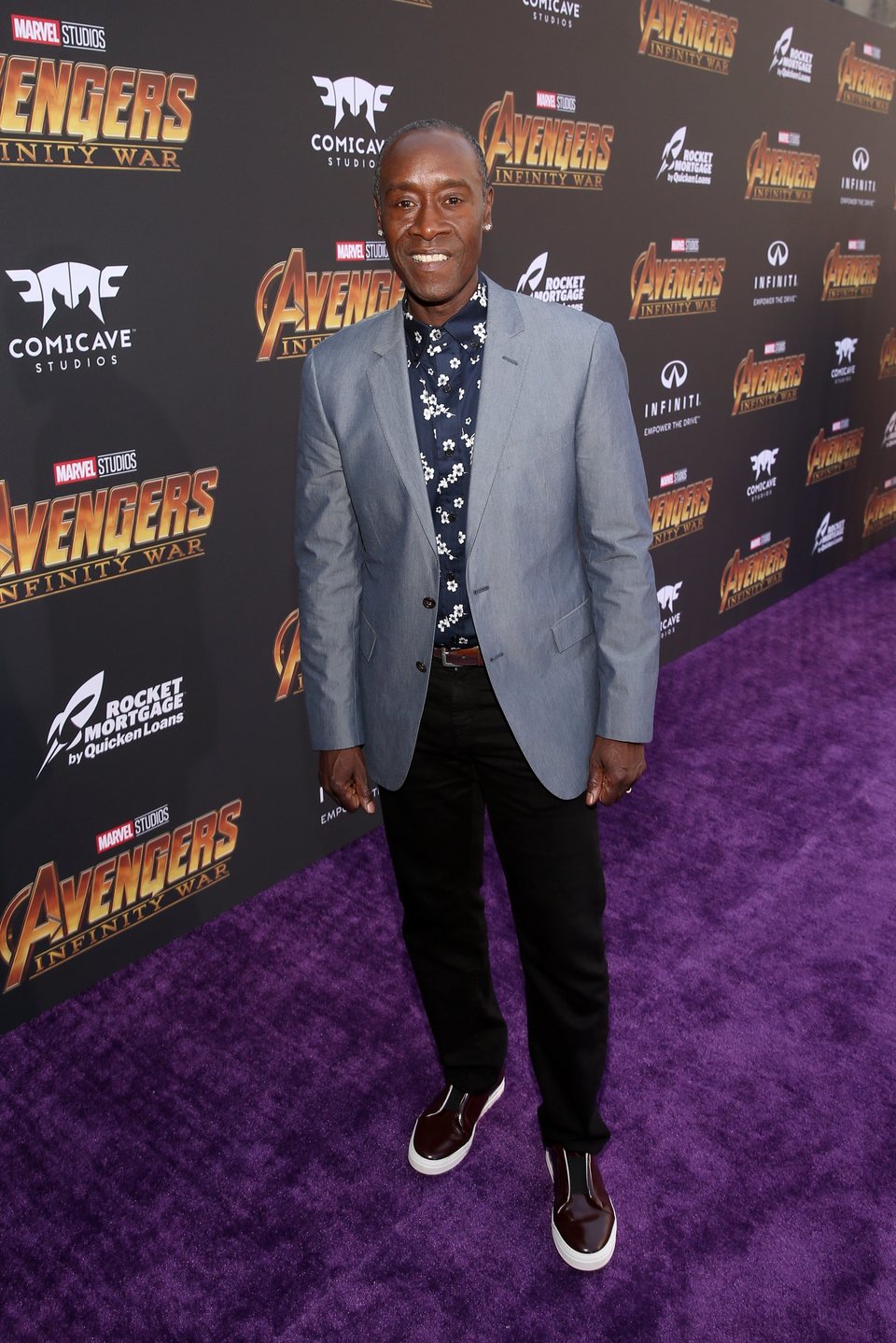 Don Cheadle posa en la alfombra de la premiere de 'Vengadores: Infinity War'