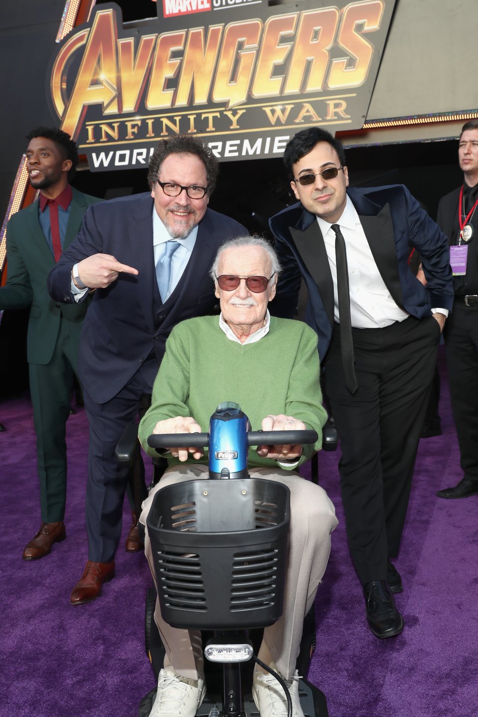 Stan Lee y Jon Favreau posan en la premiere de 'Vengadores: Infinity War'