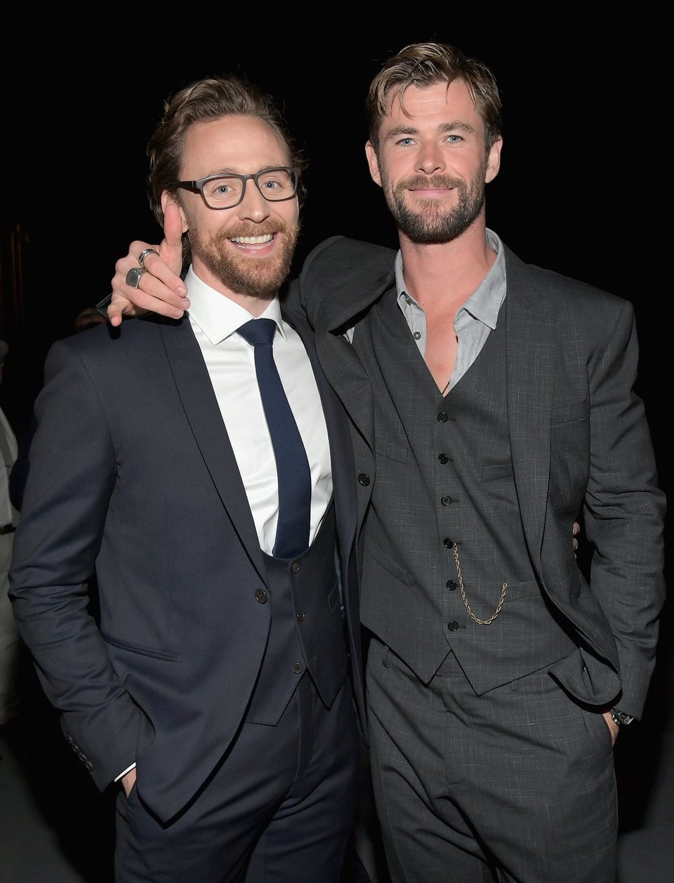 Chris Hemsworth y Tom Hiddleston posan juntos en la premiere de 'Vengadores: Infinity War'