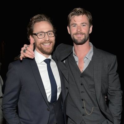 Chris Hemsworth y Tom Hiddleston posan juntos en la premiere de 'Vengadores: Infinity War'