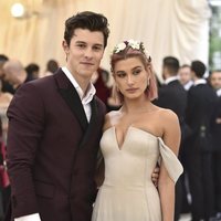 Shawn Mendes y Hailey Baldwin en la Gala Met 2018