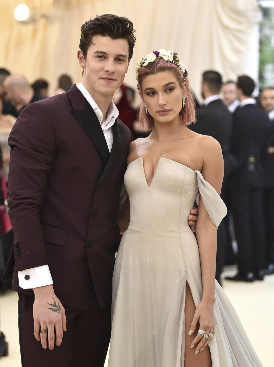 Shawn Mendes y Hailey Baldwin en la Gala Met 2018