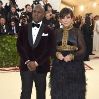 Kris Jenner y Corey Gamble en la Gala Met 2018