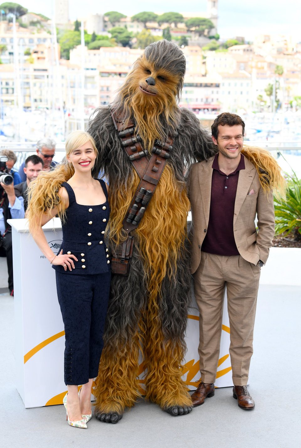 Emilia Clarke, Chewbacca y Alden Ehrenreich asisten a la premiere de 'Han Solo: Una historia de Star Wars' durante el Festival de Cannes