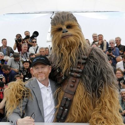 Ron Howard y Chewbacca asisten a la premiere de 'Han Solo: Una historia de Star Wars' durante el Festival de Cannes