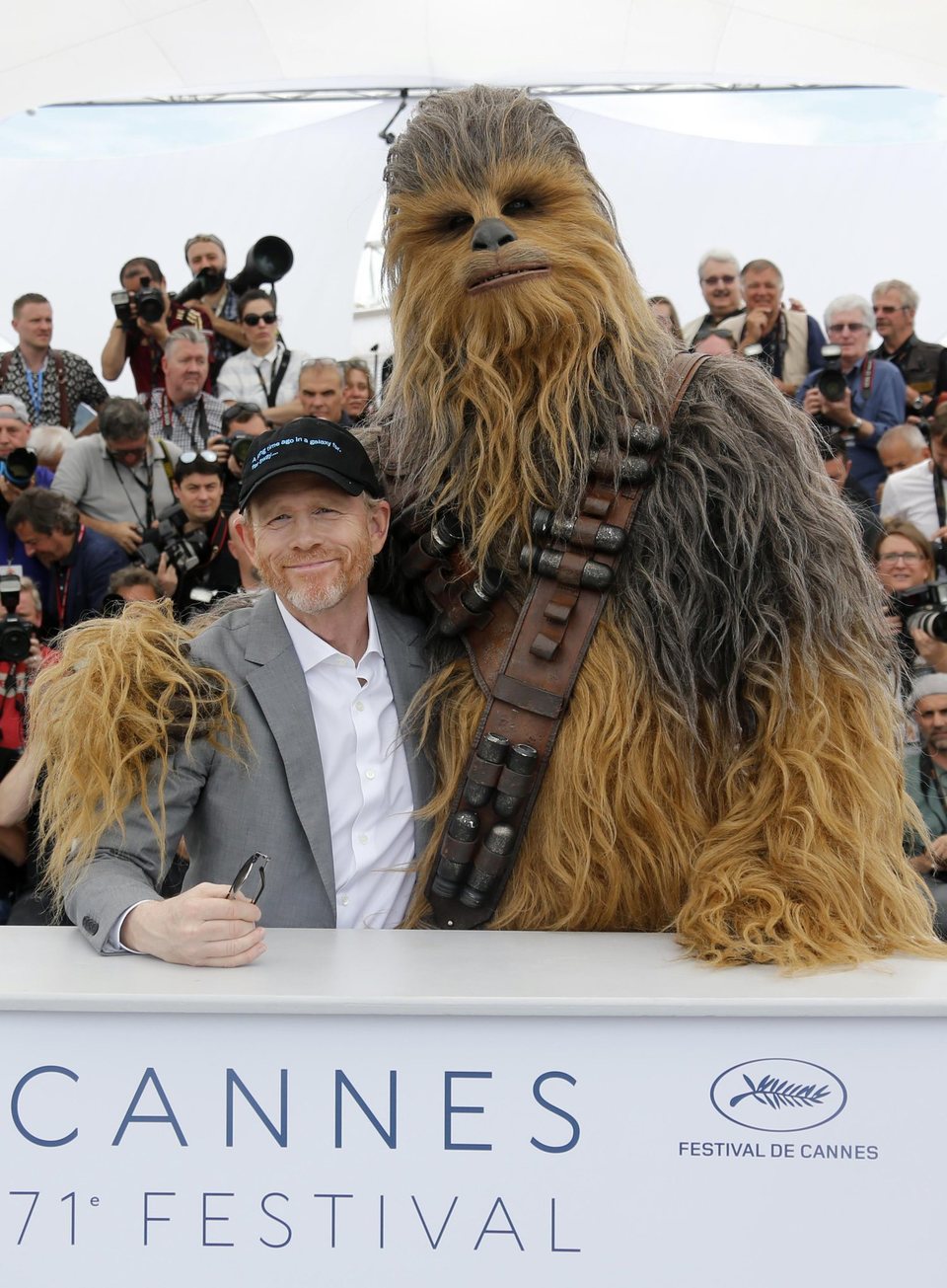 Ron Howard y Chewbacca asisten a la premiere de 'Han Solo: Una historia de Star Wars' durante el Festival de Cannes