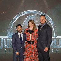 J.A. Bayona junto a Bryce Dallas-Howard y Chris Pratt en la premiere mundial de 'Jurassic World: El reino caído' en Madrid