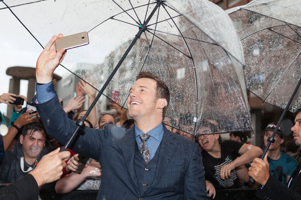 Chris Pratt saludando a los fans en la premiere mundial de 'Jurassic World: El reino caído' en Madrid