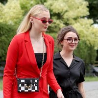 Sophie Turner y Maisie Williams llegan a la boda de Kit Harington y Rose Leslie