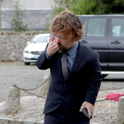 Peter Dinklage llega a la boda de Kit Harington y Rose Leslie