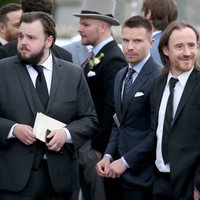 John Bradley, Joe Dempsie y Ben Crompton en la boda de Kit Harington y Rose Leslie