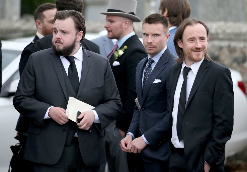 John Bradley, Joe Dempsie y Ben Crompton en la boda de Kit Harington y Rose Leslie