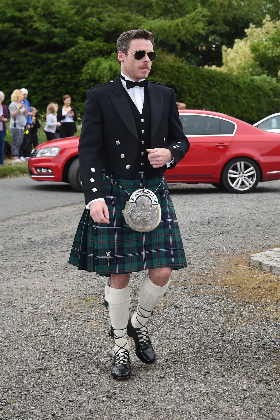 Richard Madden llega a la boda de Kit Harington y Rose Leslie