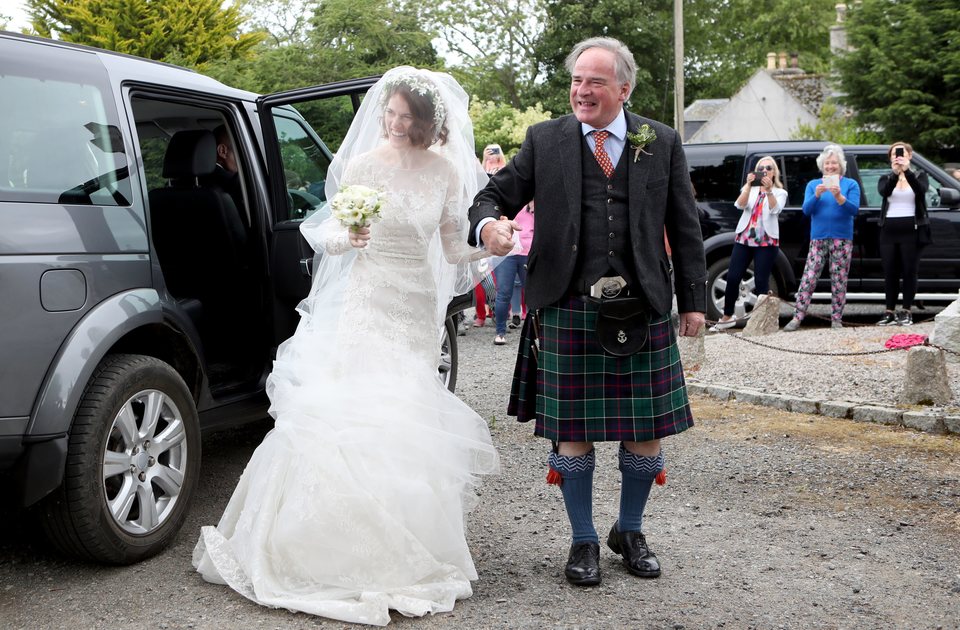 Rose Leslie y su padre llegan a la ceremonia