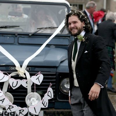 Un sonriente Kit Harington celebra su ceremonia de boda