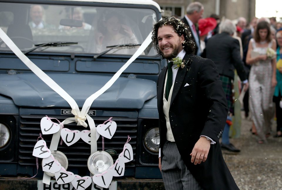 Un sonriente Kit Harington celebra su ceremonia de boda