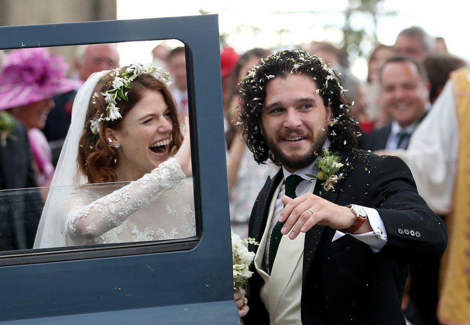 Kit Harington y Rose Leslie abandonan la ceremonia